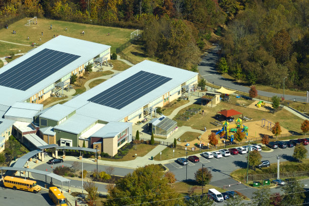 美国学校校园的屋顶覆盖着光伏太阳能电池板，用于生产清洁电力图片下载