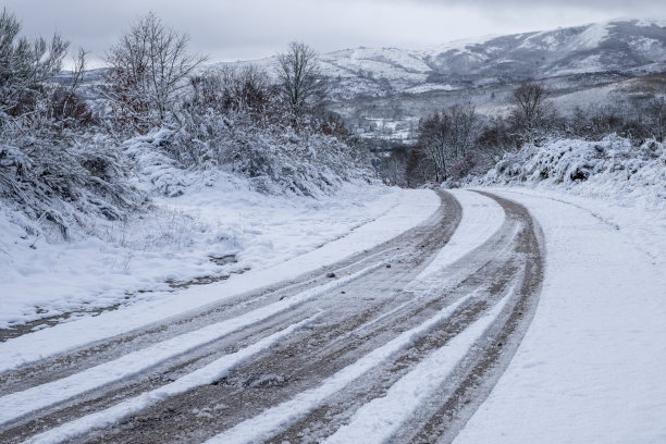 西班牙加利西亚，积雪覆盖的山路上的雪景。图片下载