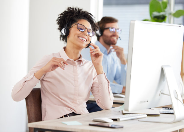 快乐，客户支持和呼叫中心顾问在办公室为客户关系管理，联系我们和在线帮助。客户服务，电话营销和友好的工作人员随时支持销售和客户服务图片下载