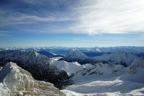 冬季阿尔卑斯山峰的美丽景色图片下载