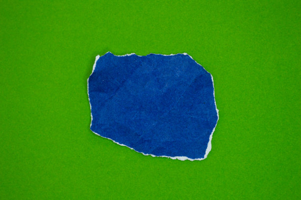 空白撕裂纸孤立在绿色背景上图片下载