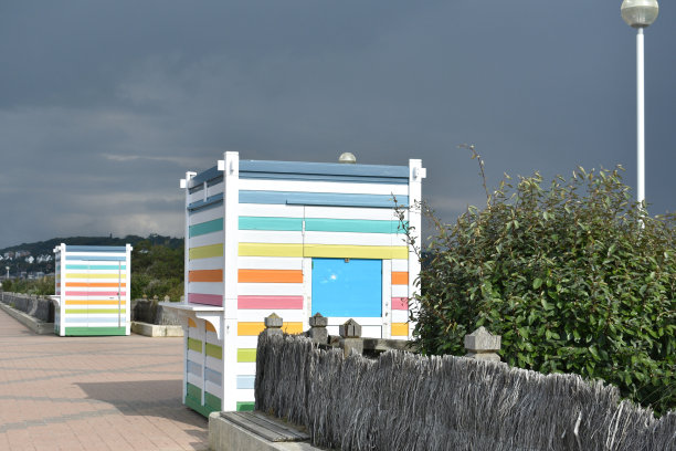 色彩鲜艳的木质建筑的特写。图片下载