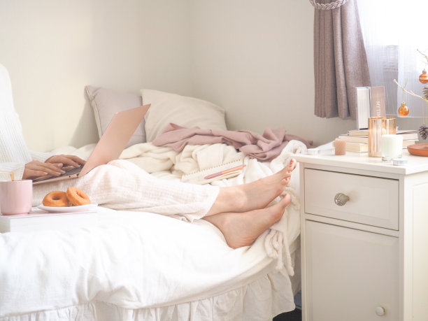 一个女人在卧室里玩电脑图片下载