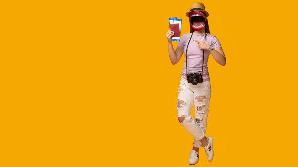 当代艺术拼贴。构图以年轻女子为首的女口。旅客在周末出国旅游度假。空中飞行旅程概念。持有护照、机票、登机牌图片下载