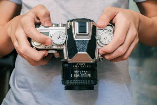 拿着数码相机的人图片下载