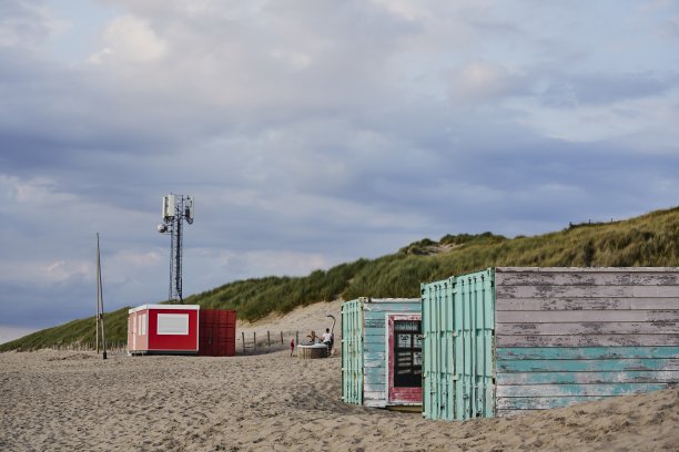 美丽的海滩与室外木制更衣室的镜头。图片下载