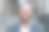 近距离的照片肖像成功和微笑的非裔美国人，商人戴着眼镜微笑，看着相机从办公大楼外图片下载