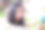 一个女人在城市里使用手机图片下载