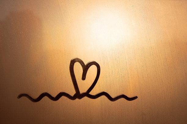 心画在城市的玻璃湿窗上图片下载