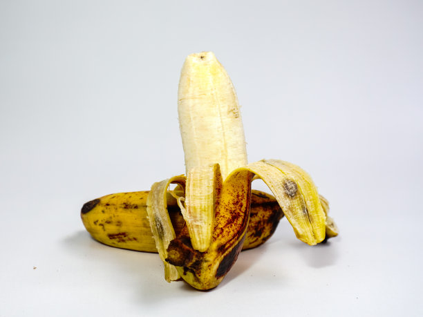 剥了皮的香蕉果实孤立在白色背景上。熟透的香蕉。图片下载