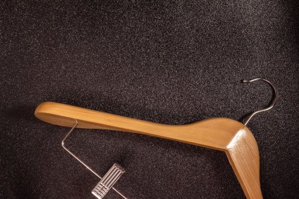 浅木衣架上的黑色斑点背景图片下载