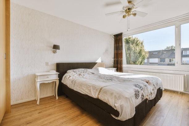 带木质衣柜的浅色卧室图片下载