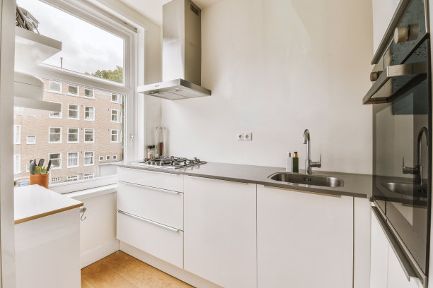 白色家具的现代厨房内部图片下载