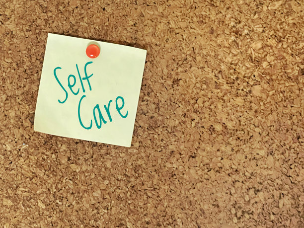 便利贴上写着“自我照顾”图片下载