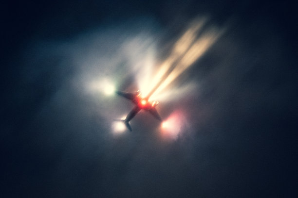 飞机夜间在雾中飞行图片下载