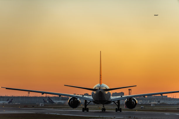 飞机滑行在皮尔逊国际机场在黄昏，多伦多，加拿大图片下载