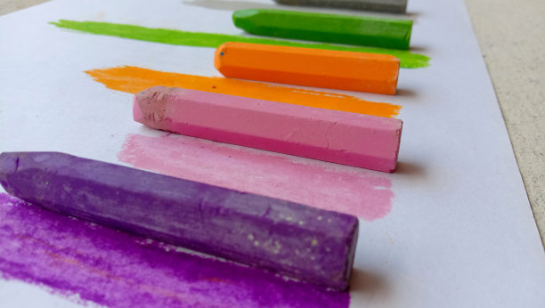 在纸的边缘用蜡笔涂上橙色和黄色的颜色图片下载