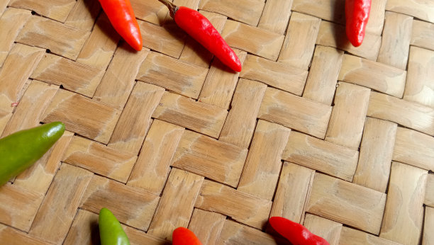 大而新鲜的红辣椒照片，红辣椒照片图片下载