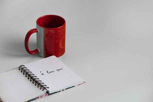 爱咖啡杯和我爱你的音符隔离在白色上图片下载