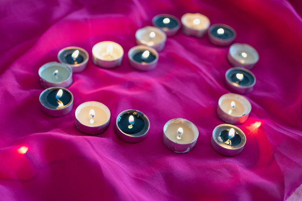 充满活力的彩色心形形成蜡烛从侧面角度-浪漫的摄影概念婚礼和情人节。图片下载