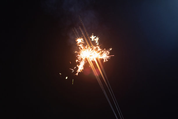 烟花在天空中绽放图片下载