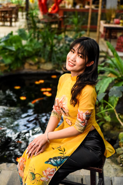 穿着越南传统服装的越南女子，迎接春节图片下载