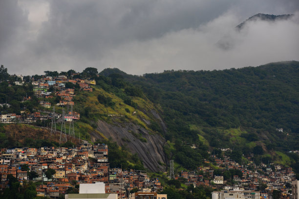 位于巴西里约热内卢里约热内卢北部Zona Norte的不稳定的贫民窟图片下载