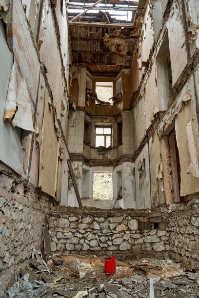 废弃的摇摇欲坠的建筑内部。一座垂死的城市。可怕的气氛图片下载