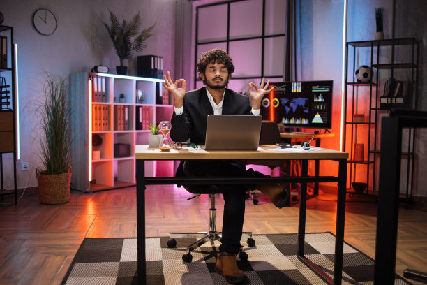 积极自信的商人，穿着正装，闭着眼睛，手握手印冥想图片下载