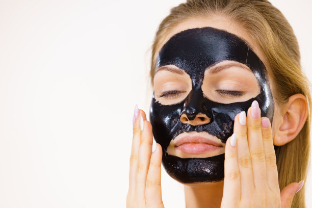 女孩把脸上的黑碳皮面膜剥掉图片下载
