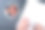 灰色背景的夏日水果和白色涂料的笔记本电脑。桃子和樱桃图片下载