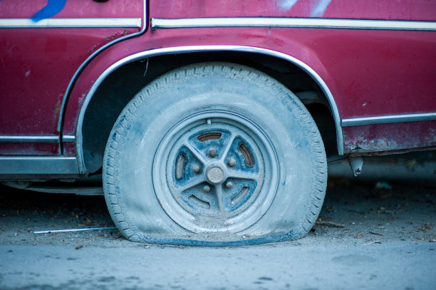 一辆老式红色美国车爆胎了图片下载