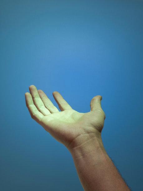 男人的手掌心向上放在白色背景上图片下载