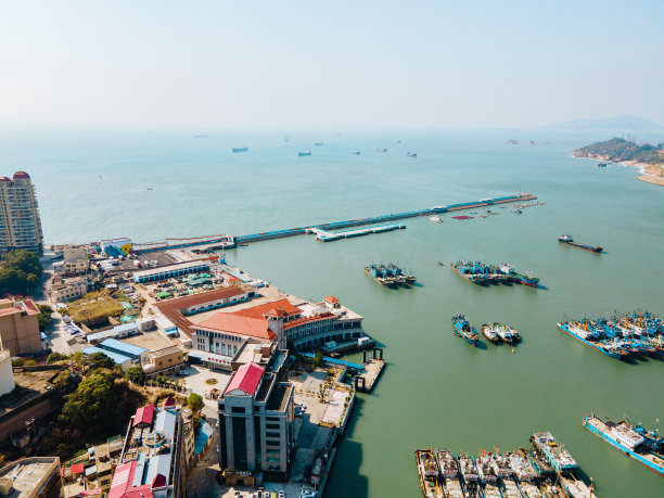 中国福建省福州市连江县黄旗镇，渔船停靠在港口图片下载