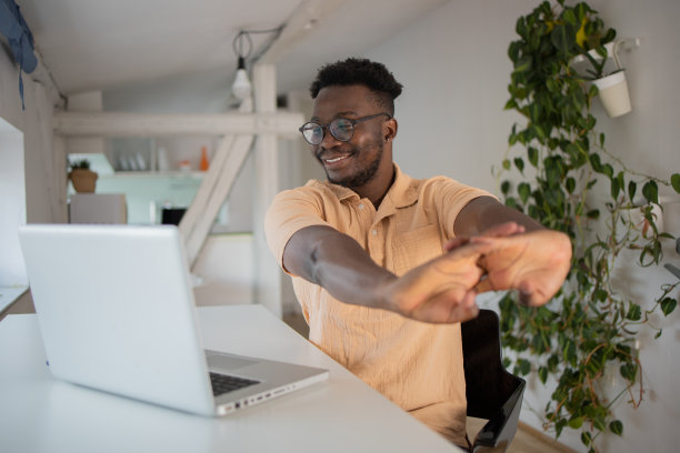 在家工作的男人图片下载