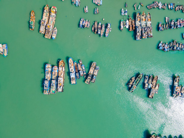 中国福建省福州市连江县黄旗镇，渔船停靠在港口图片下载