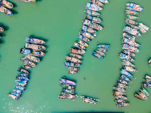 中国福建省福州市连江县黄旗镇，渔船停靠在港口图片下载