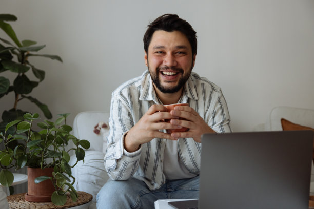 年轻人正在笔记本电脑上工作图片下载