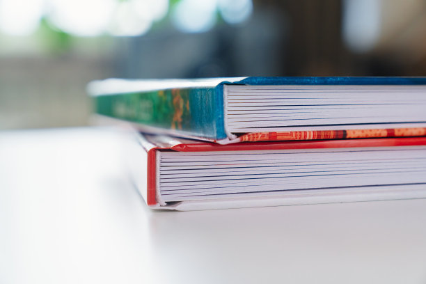 用塑料页在白色桌子上装订相册。图片下载