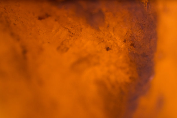 从喜马拉雅粉红盐石灯的微距照片中获得的抽象图像。暗指地球内部的火。有选择性的重点。抽象的背景。图片下载