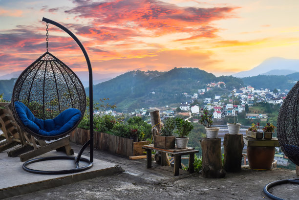 在越南大叻市，挂着枕头的椅子和日落美景图片下载