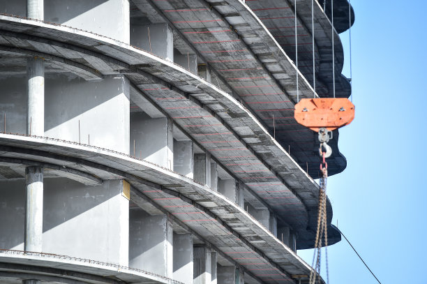 建造巨大的混凝土住宅楼。施工现场细节。图片下载