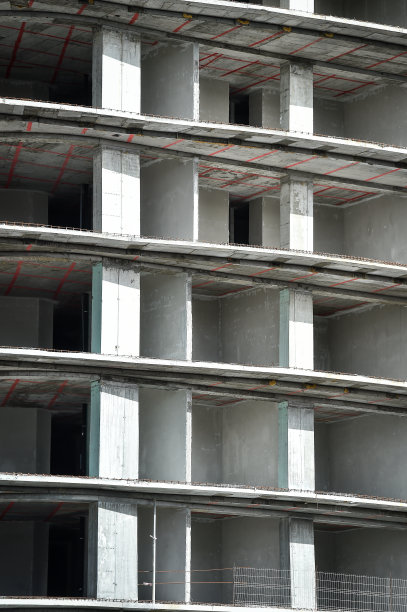 建造巨大的混凝土住宅楼。施工现场细节。图片下载