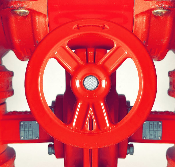 红色手轮和管道工业概念抽象极简主义图片下载