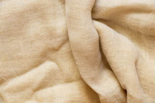 旧纱布皱巴巴的布光作背景图片下载