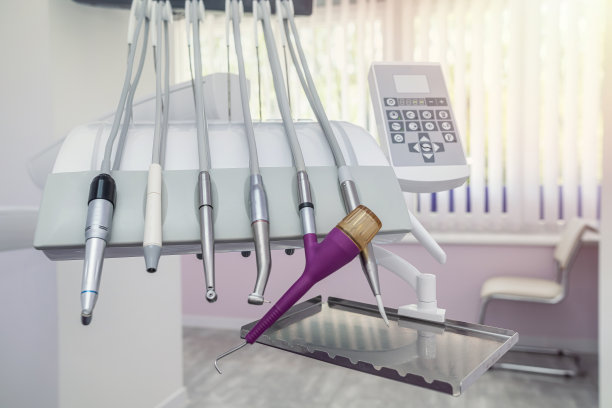 一个美丽空旷干净的专业牙科诊所。图片下载