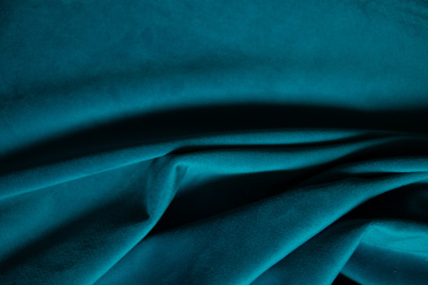 朴素的深蓝色皱褶织物作为背景特写图片下载