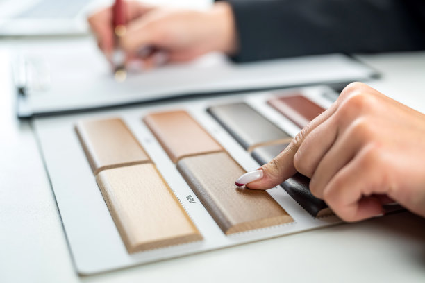一个人从采样器或样品中选择木地板作为他的新公寓家具。图片下载