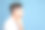 一名男子在浅蓝色背景上指着自己的耳朵。文本空间图片下载