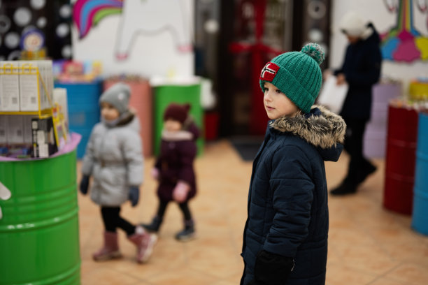 快乐的小孩子在糖果店里挑选糖果，果酱糖果。图片下载